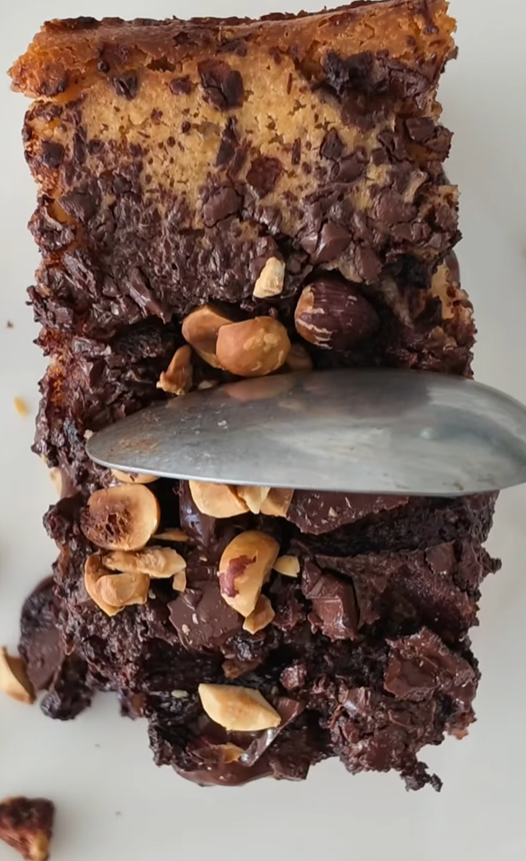 Deux parts de pudding au pain rassis et chocolat empilées, texture fondante et brillante, garniture chocolatée généreuse