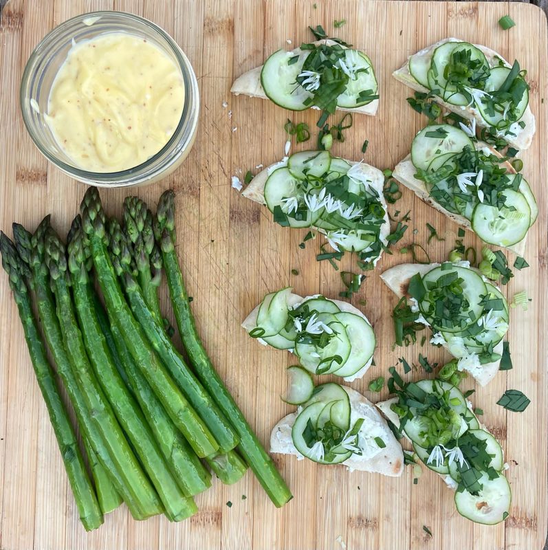 Asparagus and cucumber tartines, hollandaise sauce